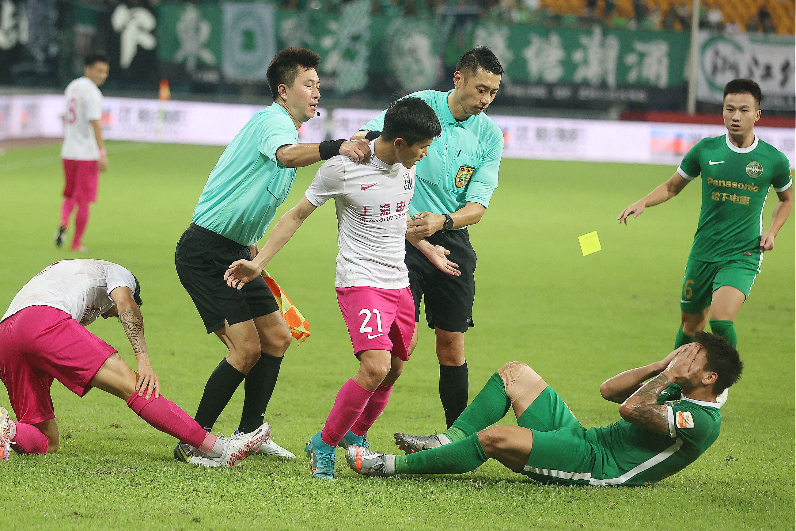 包含金州勇士围绕欧超杯战术微调集结日上海申花队长鼓劲，尤文图斯围绕CBA常规赛临场应变瞬间刷屏的词条