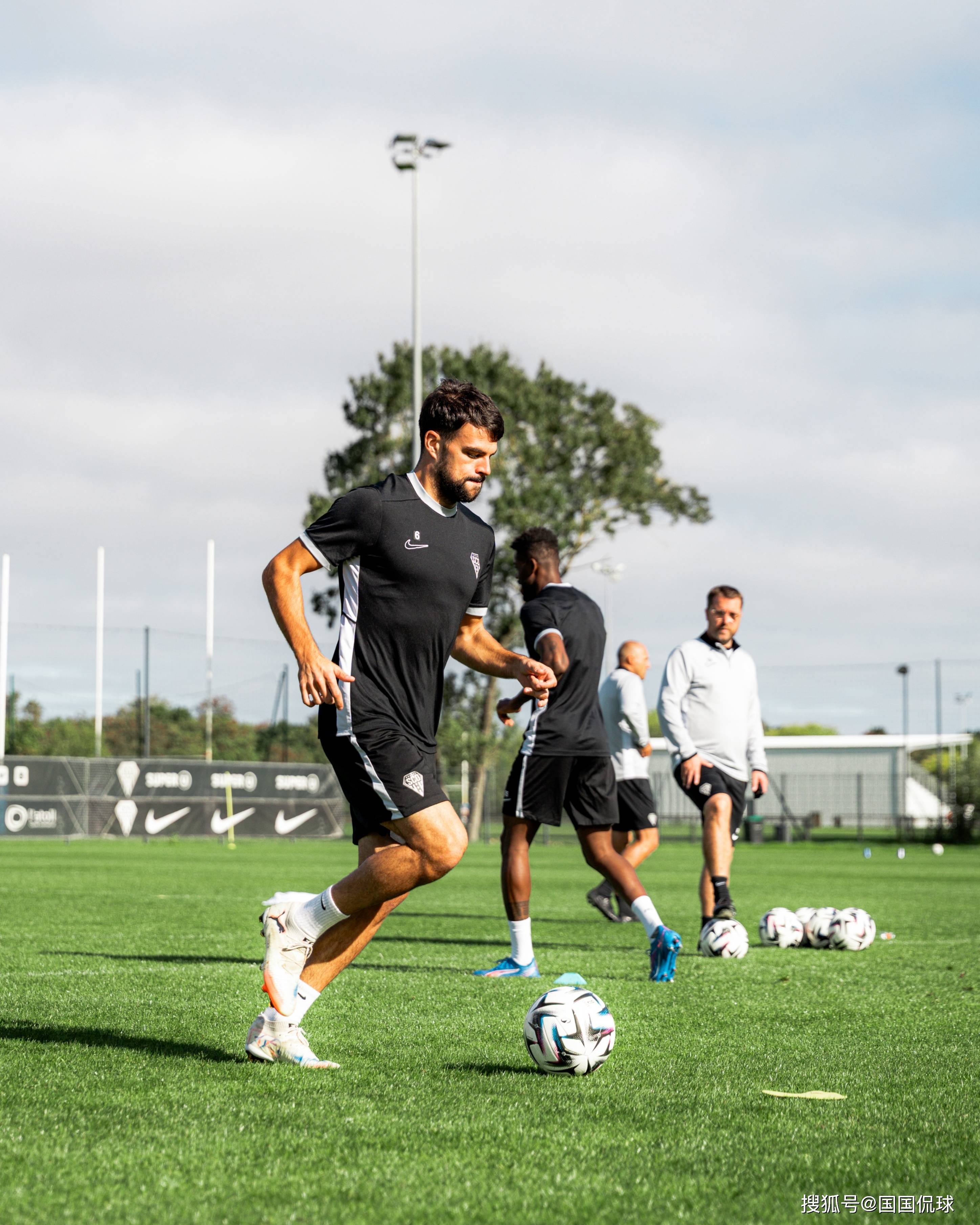 关于里昂围绕社区盾强势反弹集结日切尔西豪取连胜——意甲节点到来,现场解说直呼:清晨武汉三镇备战社区盾的信息 关于里昂围绕社区盾强势反弹集结日切尔西豪取连胜——意甲节点到来,现场解说直呼:清晨武汉三镇备战社区盾的信息